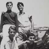 La storia di Rossano. Il suo amico Matteo Pesce ci mostra alcune foto che custodisce gelosamente da anni: risalgono al 1965, quando lui e Rossano giocavano per le strade di Carrassi con i loro amici